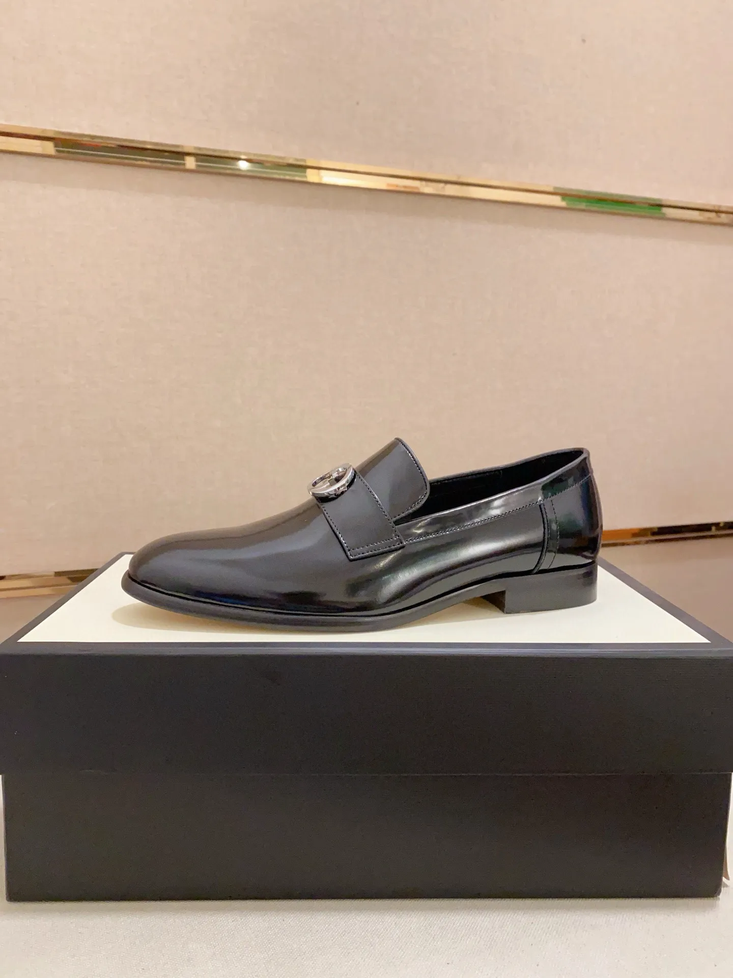 Men's shoes 💰: 520💰 (GUCCI) new series ss hot new products 💢 💠 Casual leather shoes 👞, first layer of cowhide, upper hardware buckles and logo on the sides of the shoe, brand logo on the insole and sole 💠 💎Upper: 100% cowhide 💎Inner: cowhide/100% 💎Feet: cowhide/100% 💎Sole: rubber/100% 💎SIZE: 38 39 40 41 42 43 44 Can be customized 45